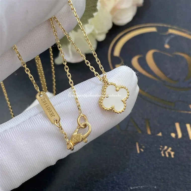 Van Cleef & Arpels Sweet VCARF69100 Alhambra pendant Yellow gold Mother-of-pearl 4