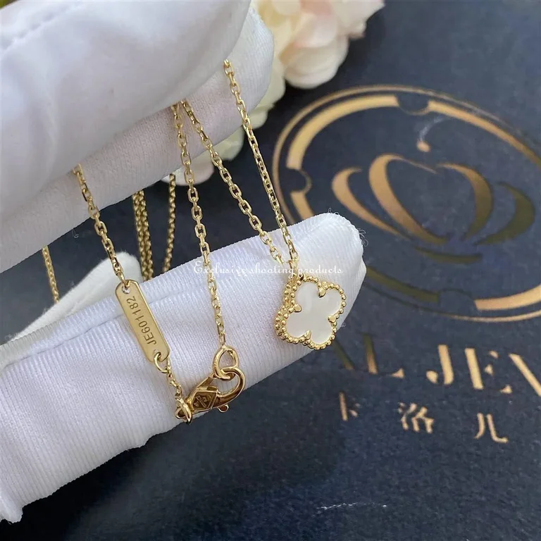Van Cleef & Arpels Sweet VCARF69100 Alhambra pendant Yellow gold Mother-of-pearl 3