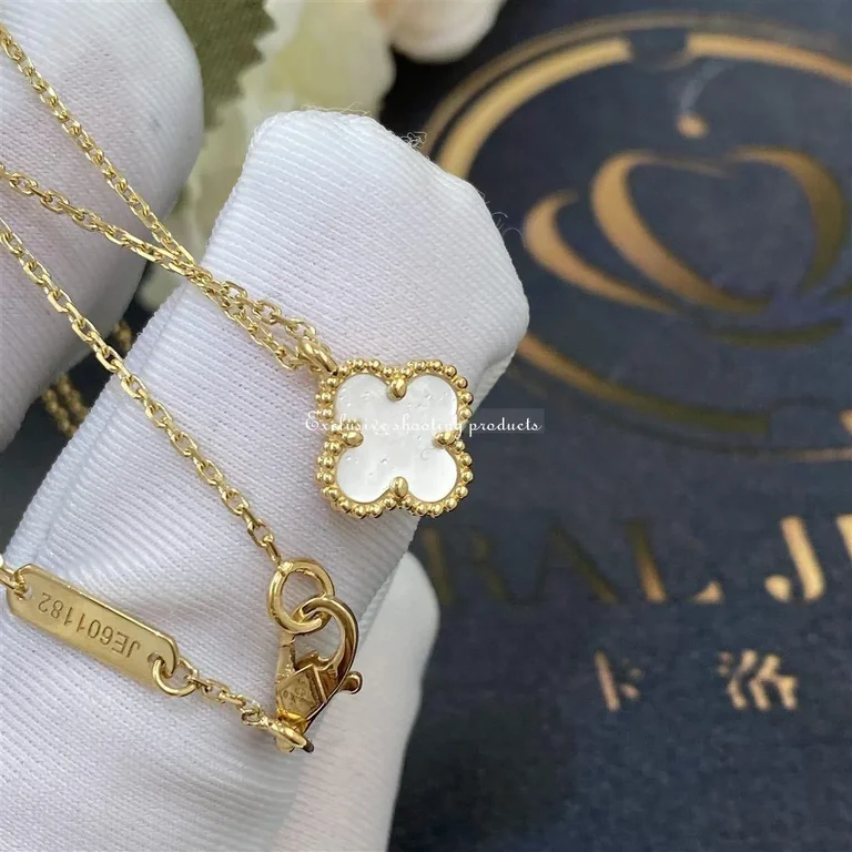 Van Cleef & Arpels Sweet VCARF69100 Alhambra pendant Yellow gold Mother-of-pearl 2