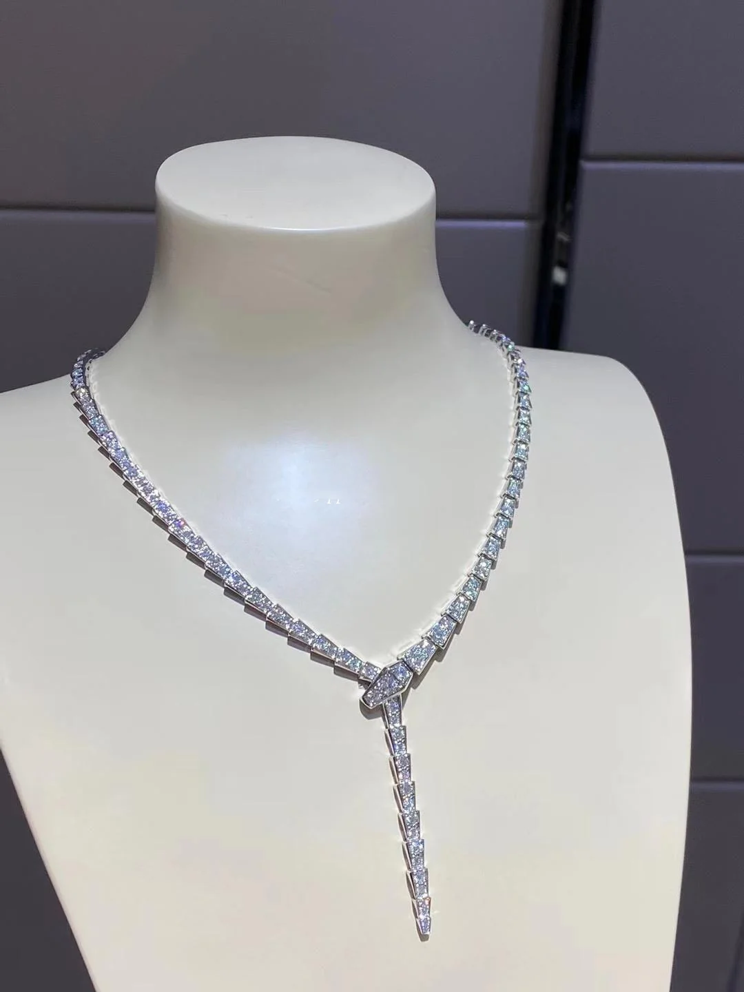 Bulgari Serpenti 351090 Viper slim necklace in 18 kt white gold set with full pavé diamonds 9