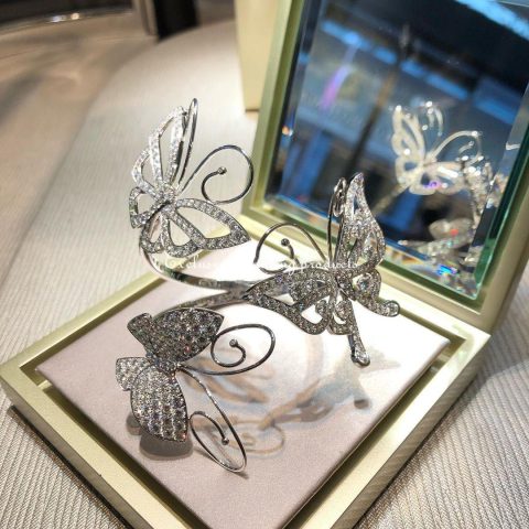 Van Cleef & Arpels Bracelet Flying Butterfly Hinged Bangle Cuff Bracelet Set in 18K White Gold Bracelet 16