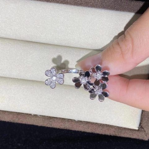 Van Cleef & Arpels VCARP6L000 Frivole Between the Finger ring White gold Diamond ring 13