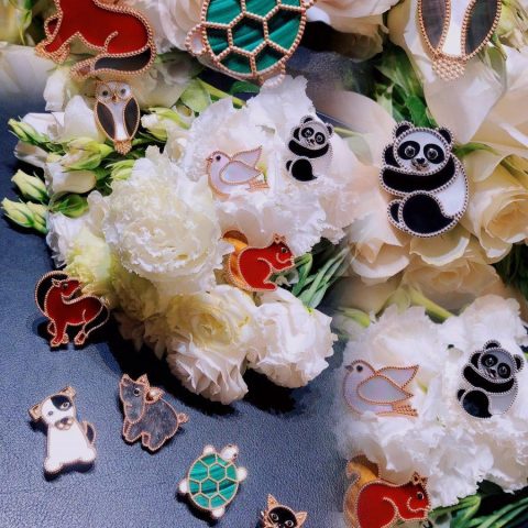 Van Cleef & Arpels VCARP5LJ00 Lucky Animals Horse clip Rose gold Carnelian Onyx clip 2