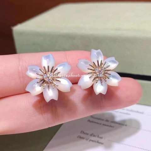 Van Cleef & Arpels VCARP7RV00 Rose de Noël earrings mini model Yellow gold Diamond Mother-of-pearl earrings 8