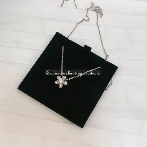 Van Cleef & Arpels VCARG44200 Socrate pendant 1 flower White gold Diamond Necklace 7