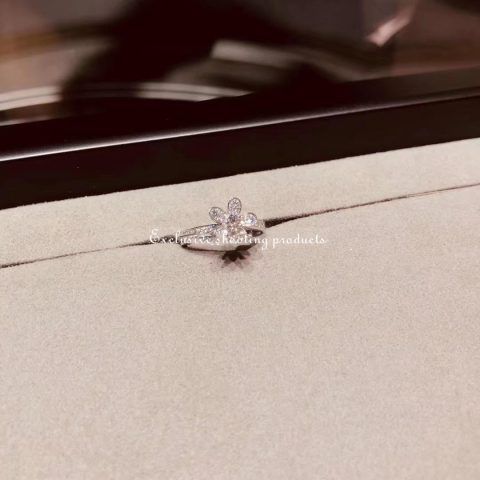 Van Cleef & Arpels VCARD23700 Socrate ring 1 flower White gold Diamond ring 6