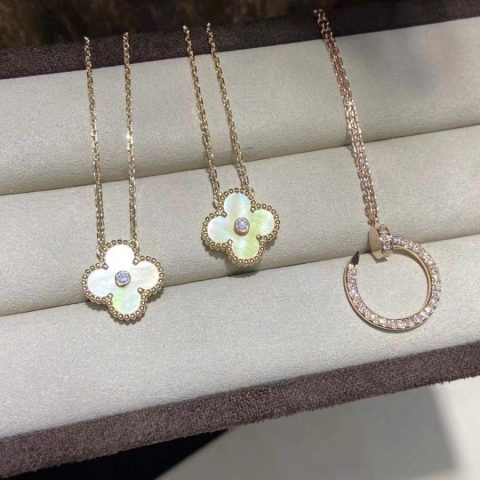 Van Cleef & Arpels Necklace Vintage Alhambra 2018 Holiday Necklace Yellow Gold Mother-of-pearl Necklace 16