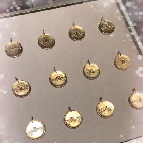 Van Cleef & Arpels VCARP7SU00 Zodiaque medal Aquarii (Aquarius) Yellow gold 9