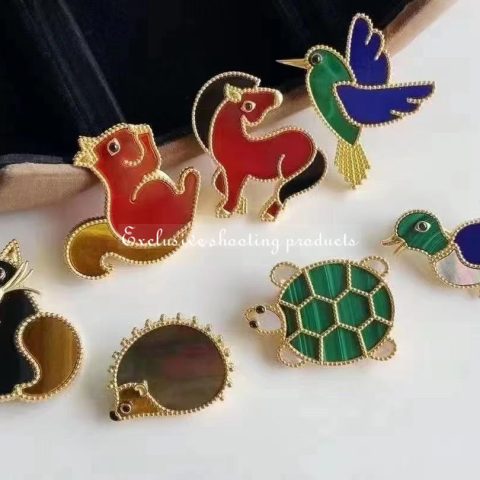 Van Cleef & Arpels VCARP2AZ00 Lucky Animals Hedgehog clip Yellow gold Mother-of-pearl Onyx Tiger Eye clip 2