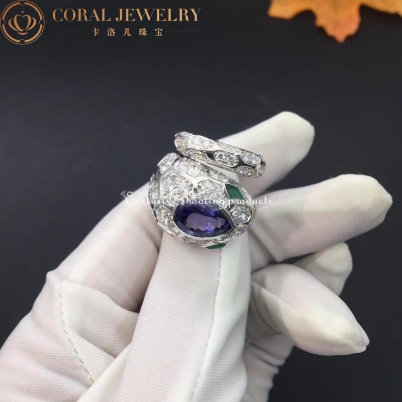 Bulgari Serpenti 355336 18 kt white gold ring set with a blue sapphire on the head emerald eyes and pavé diamonds 7