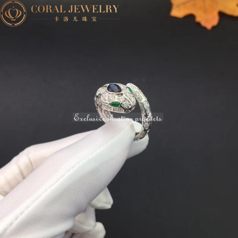 Bulgari Serpenti 355348 18 kt white gold ring set with a blue sapphire on the head emerald eyes and pavé diamonds 2