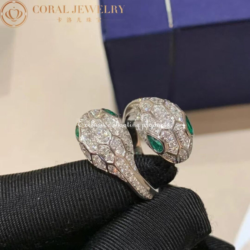 Bulgari Serpenti Seduttori 358094 18 kt white gold double head ring set with emerald eyes and pavé diamonds 3