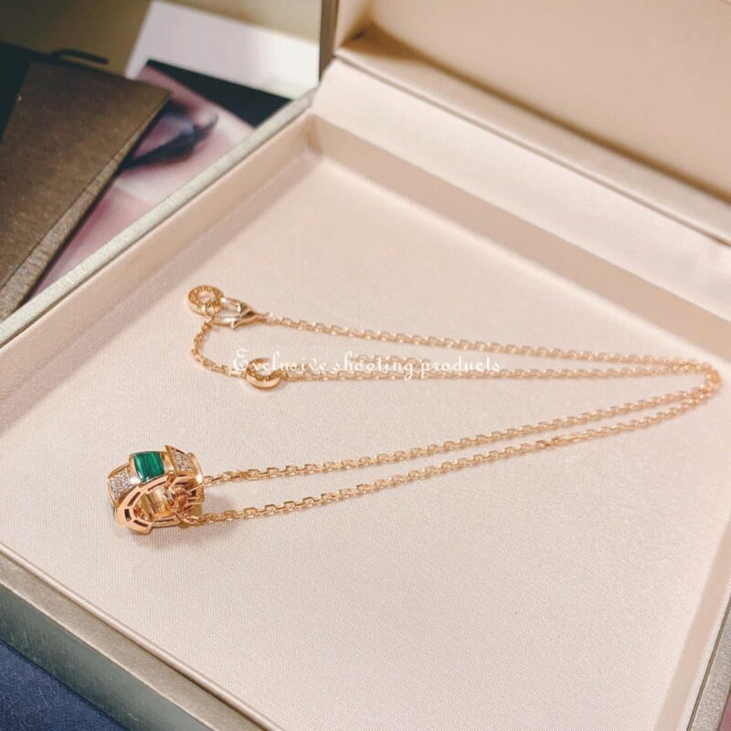 Bulgari Serpenti Viper 355958 18 kt rose gold necklace set with malachite elements and pavé diamonds on the pendant 17