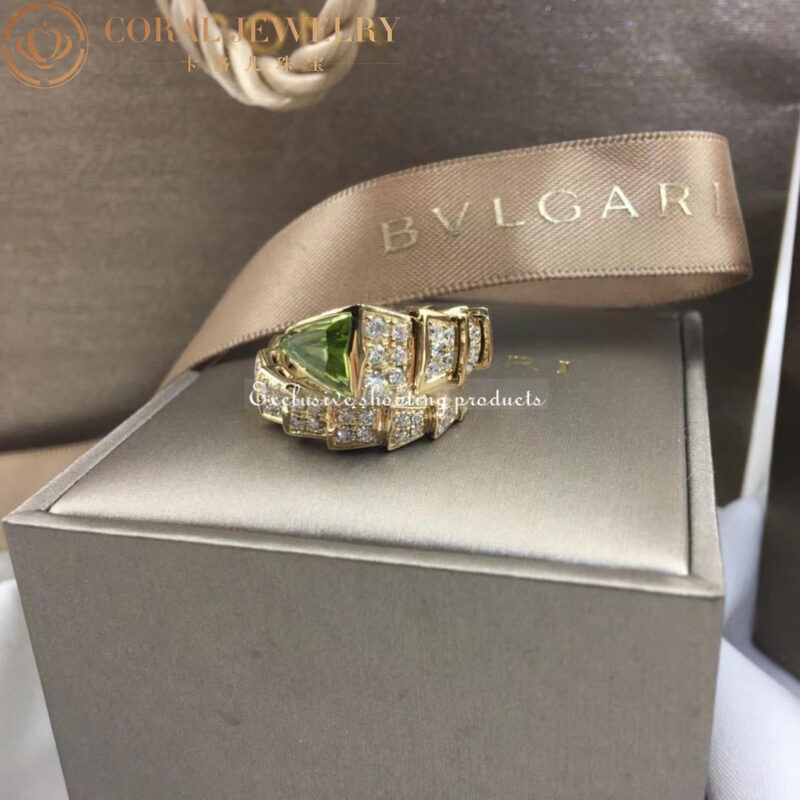 Bulgari Serpenti AN856157 Viper one-coil ring in 18 kt yellow gold set with peridot elements and pavé diamonds 4