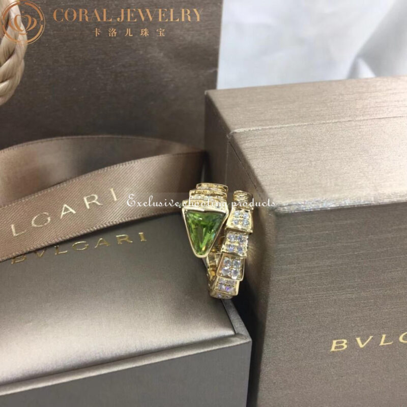 Bulgari Serpenti AN856157 Viper one-coil ring in 18 kt yellow gold set with peridot elements and pavé diamonds 2