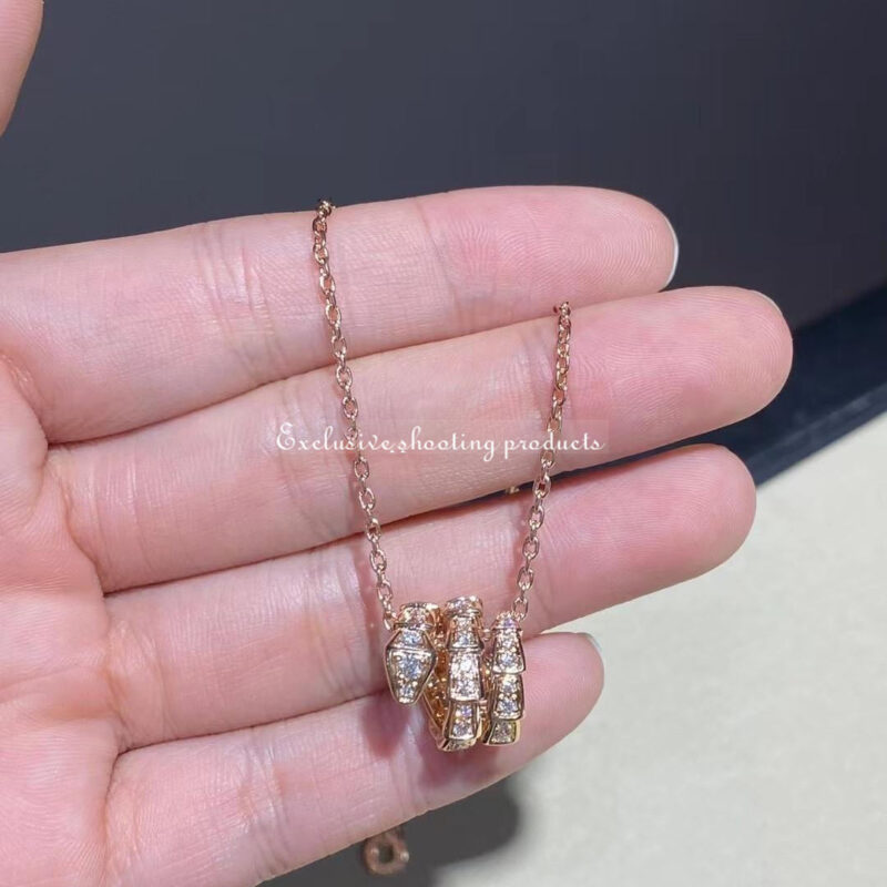 Bulgari Serpenti Viper 357795 pendant necklace in 18 kt rose gold set with pavé diamonds 2