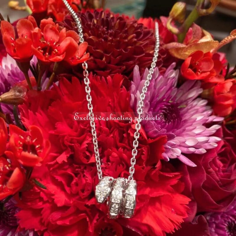 Bulgari Serpenti Viper 357796 pendant necklace in 18 kt white gold set with pavé diamonds 4