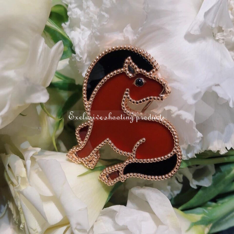 Van Cleef & Arpels VCARP5LJ00 Lucky Animals Horse clip Rose gold Carnelian Onyx clip 3