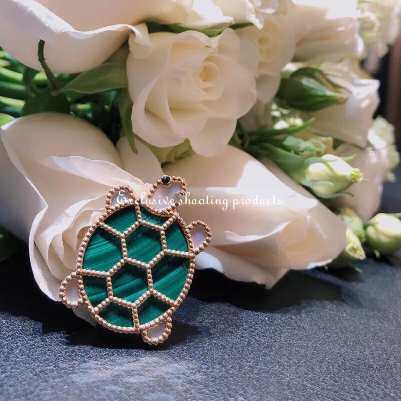 Van VCARP5LK00 Cleef & Arpels Lucky Animals Turtle clip Yellow gold Malachite Mother-of-pearl Onyx clip 3