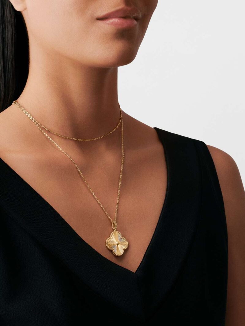 Van Cleef & Arpels VCARP4KO00 Magic Alhambra long necklace 1 motif Yellow gold necklace 7