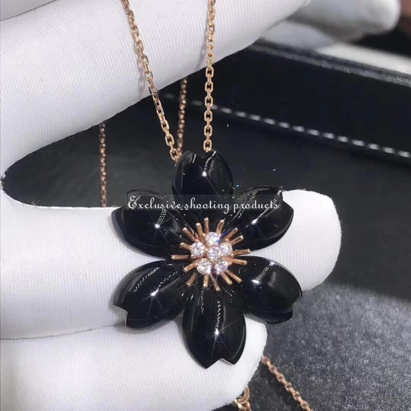 Van Cleef & Arpels VCARO9B100 Rose de Noël clip pendant small model Yellow gold Diamond Onyx pendant 9