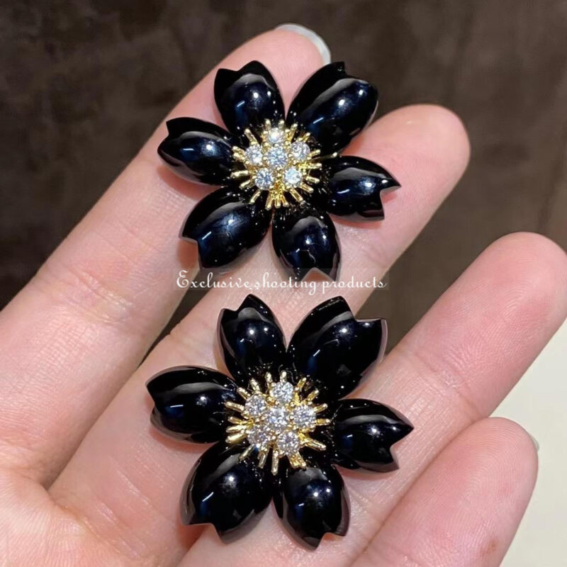 Van Cleef & Arpels VCARO9B200 Rose de Noël earrings small model Yellow gold Diamond Onyx earrings 11