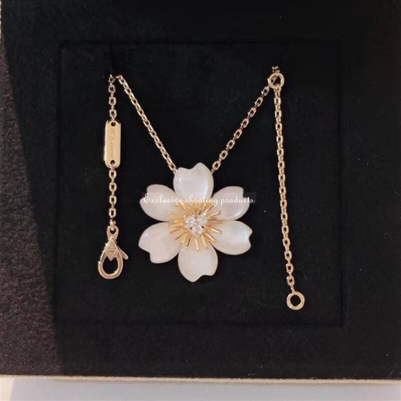 Van Cleef & Arpels VCARP7T000 Rose de Noël pendant mini model Yellow gold Diamond Mother-of-pearl Necklace 7