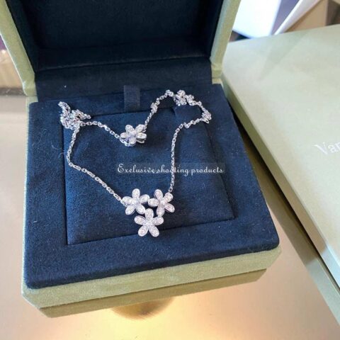 Van Cleef & Arpels VCARB14900 Socrate pendant 3 flowers White gold Diamond 11