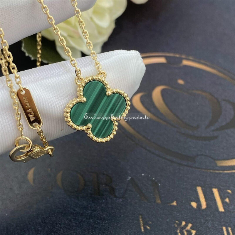 Van Cleef & Arpels VCARO9VA00 Vintage Alhambra pendant Yellow gold Malachite Necklace 5