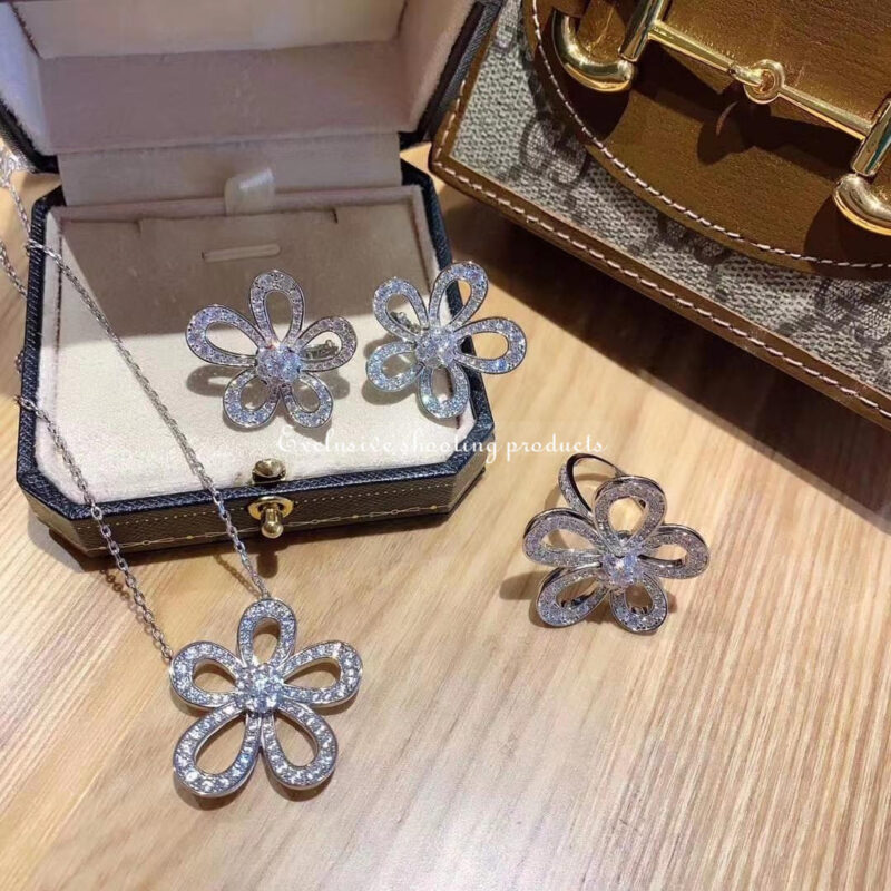 Van Cleef & Arpels Flowerlace pendant VCARP05200 White gold Diamond Necklace 2