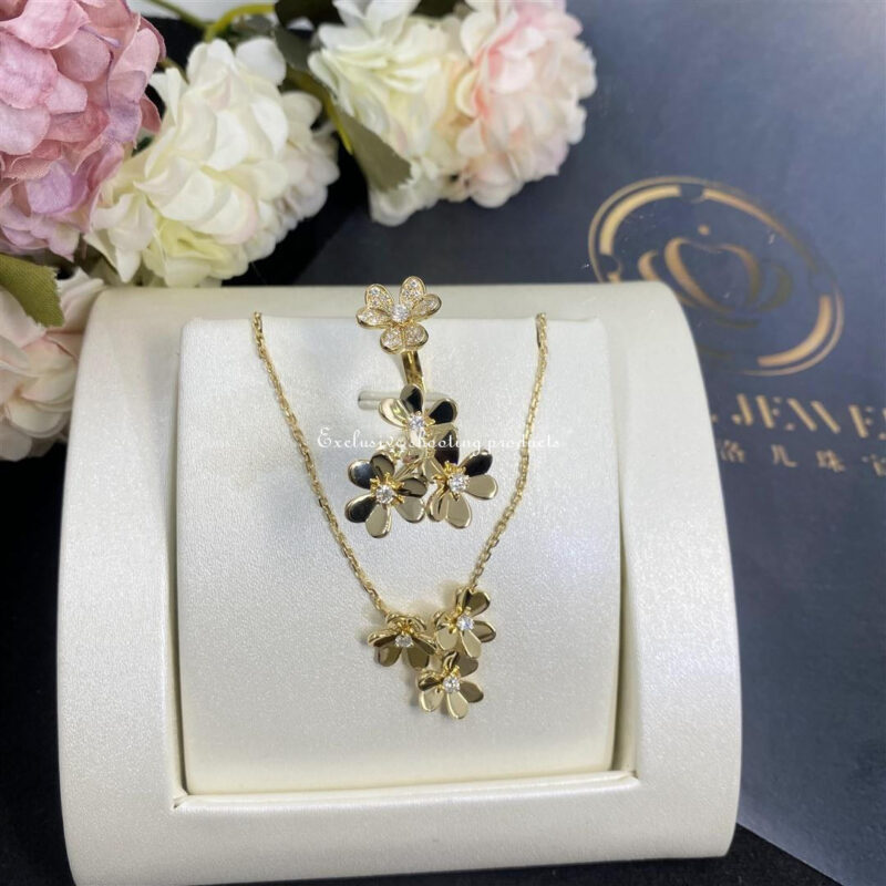 Van Cleef & Arpels VCARP2DU00 Frivole pendant 3 flowers mini model Yellow gold Diamond 4