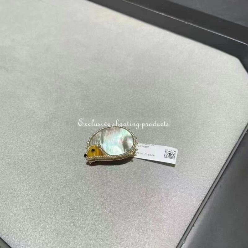 Van Cleef & Arpels VCARP2AZ00 Lucky Animals Hedgehog clip Yellow gold Mother-of-pearl Onyx Tiger Eye clip 4