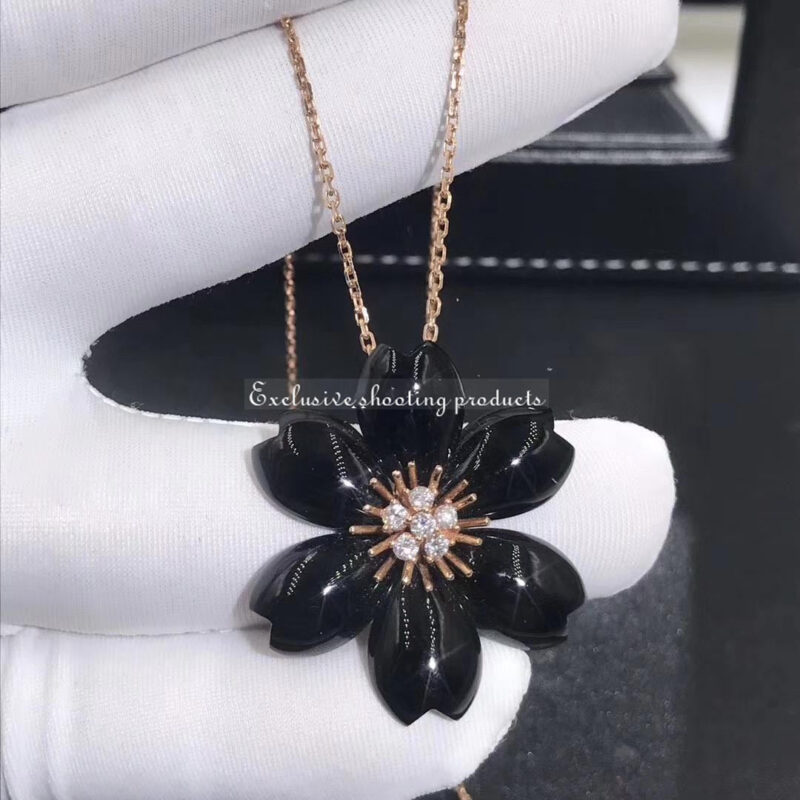 Van Cleef & Arpels VCARO9B100 Rose de Noël clip pendant small model Yellow gold Diamond Onyx pendant 3