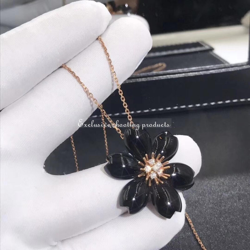 Van Cleef & Arpels VCARO9B100 Rose de Noël clip pendant small model Yellow gold Diamond Onyx pendant 2