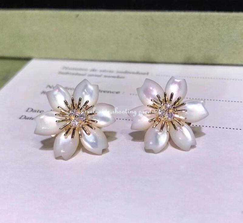 Van Cleef & Arpels VCARP7RV00 Rose de Noël earrings mini model Yellow gold Diamond Mother-of-pearl earrings 6