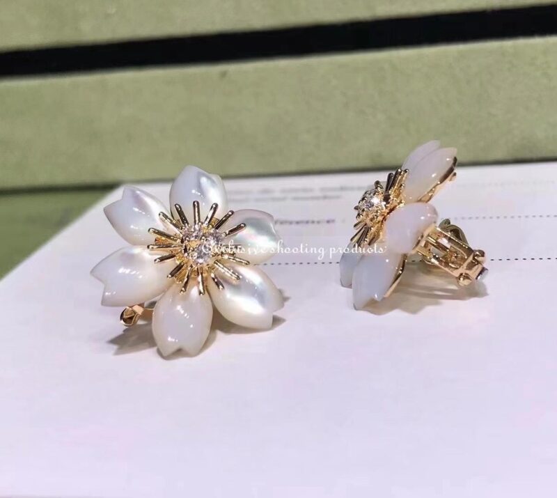 Van Cleef & Arpels VCARP7RV00 Rose de Noël earrings mini model Yellow gold Diamond Mother-of-pearl earrings 4