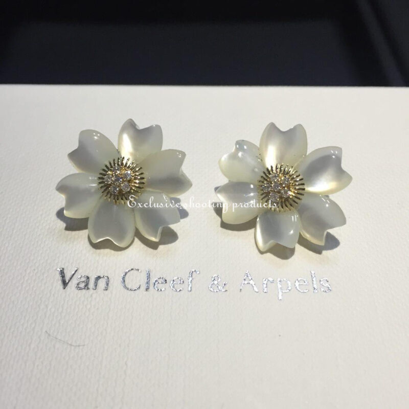 Van Cleef & Arpels Rose de VCARA55600 Noël earrings small model Yellow gold Diamond Mother-of-pearl earrings 5