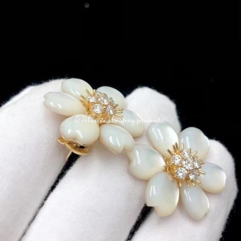 Van Cleef & Arpels Rose de VCARA55600 Noël earrings small model Yellow gold Diamond Mother-of-pearl earrings 11