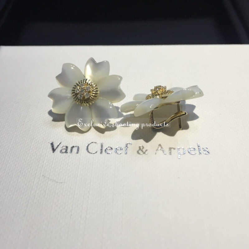 Van Cleef & Arpels Rose de VCARA55600 Noël earrings small model Yellow gold Diamond Mother-of-pearl earrings 8