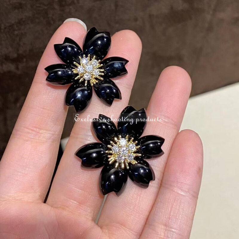 Van Cleef & Arpels VCARO9B200 Rose de Noël earrings small model Yellow gold Diamond Onyx earrings 9