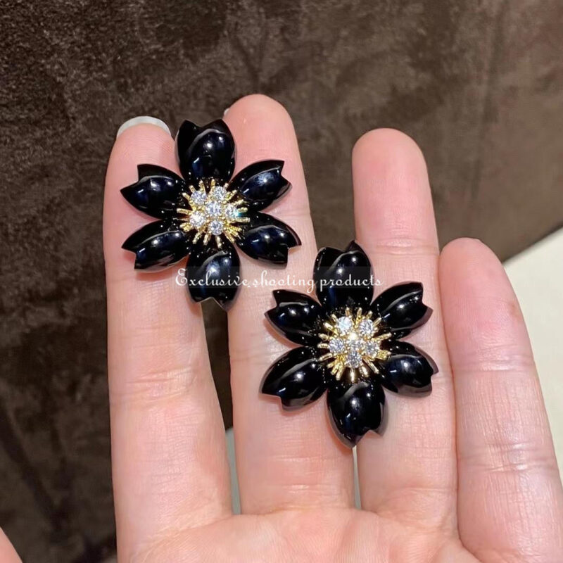 Van Cleef & Arpels VCARO9B200 Rose de Noël earrings small model Yellow gold Diamond Onyx earrings 7