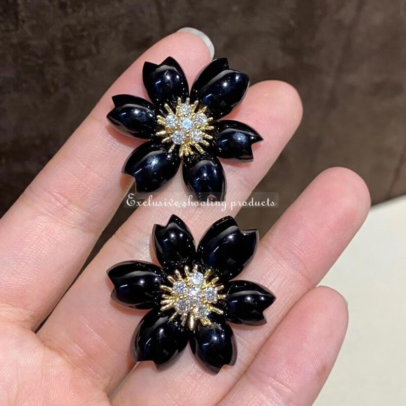 Van Cleef & Arpels VCARO9B200 Rose de Noël earrings small model Yellow gold Diamond Onyx earrings 4