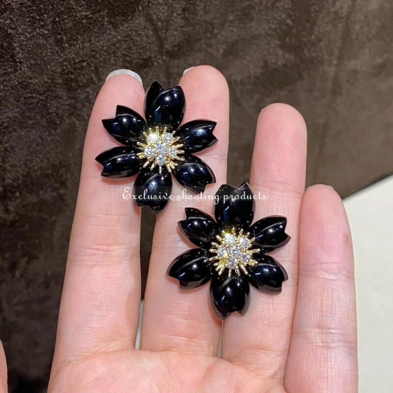 Van Cleef & Arpels VCARO9B200 Rose de Noël earrings small model Yellow gold Diamond Onyx earrings 2