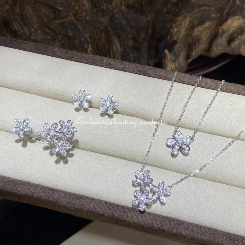 Van Cleef & Arpels VCARG44200 Socrate pendant 1 flower White gold Diamond Necklace 5