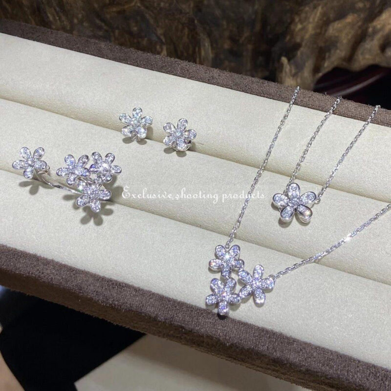 Van Cleef & Arpels VCARG44200 Socrate pendant 1 flower White gold Diamond Necklace 4