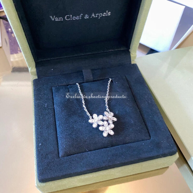 Van Cleef & Arpels VCARB14900 Socrate pendant 3 flowers White gold Diamond 2