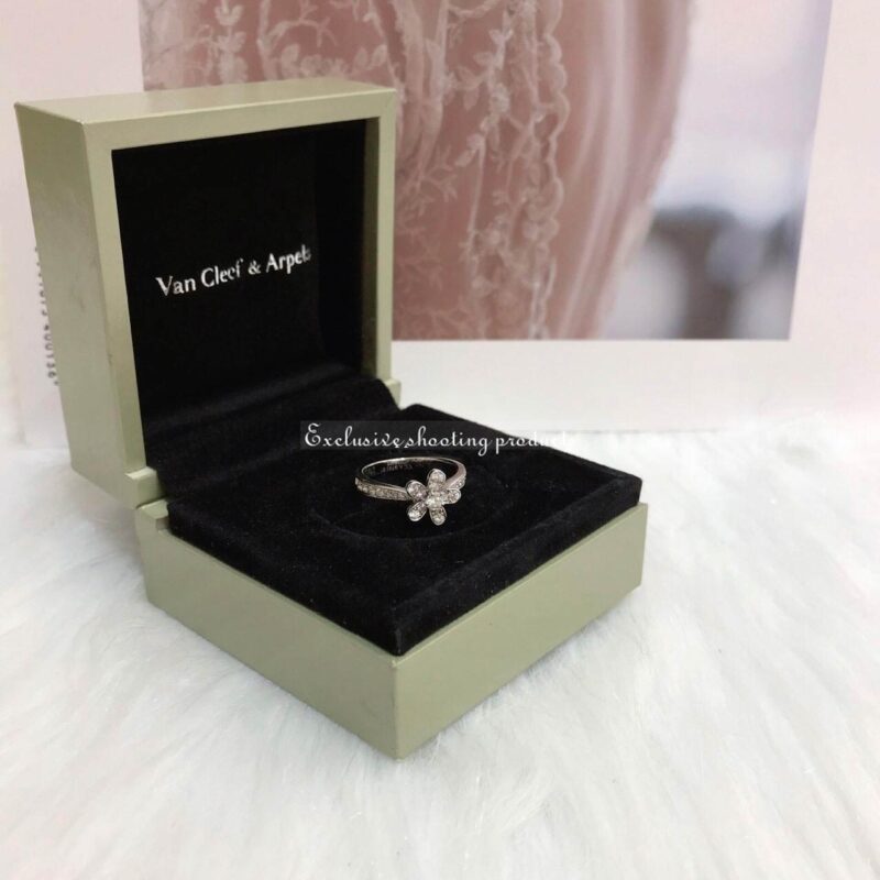 Van Cleef & Arpels VCARD23700 Socrate ring 1 flower White gold Diamond ring 5