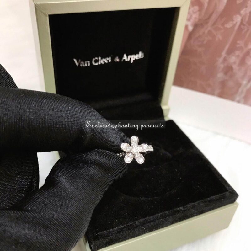 Van Cleef & Arpels VCARD23700 Socrate ring 1 flower White gold Diamond ring 4