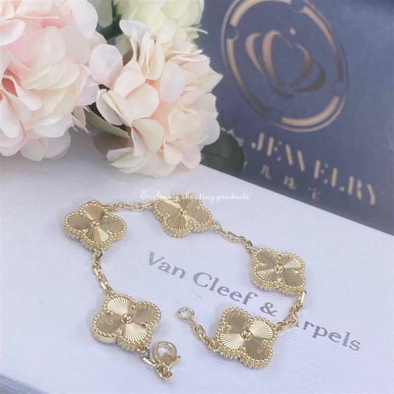 Van Cleef & Arpels VCARP3JK00 Vintage Alhambra bracelet 5 motifs Yellow gold bracelet 4