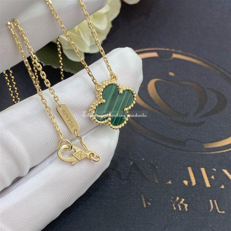 Van Cleef & Arpels VCARO9VA00 Vintage Alhambra pendant Yellow gold Malachite Necklace 4